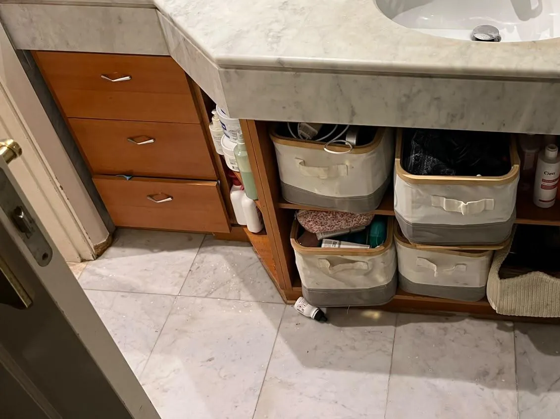 Foto del estado actual: encimera de mármol con el mueble antiguo de madera debajo