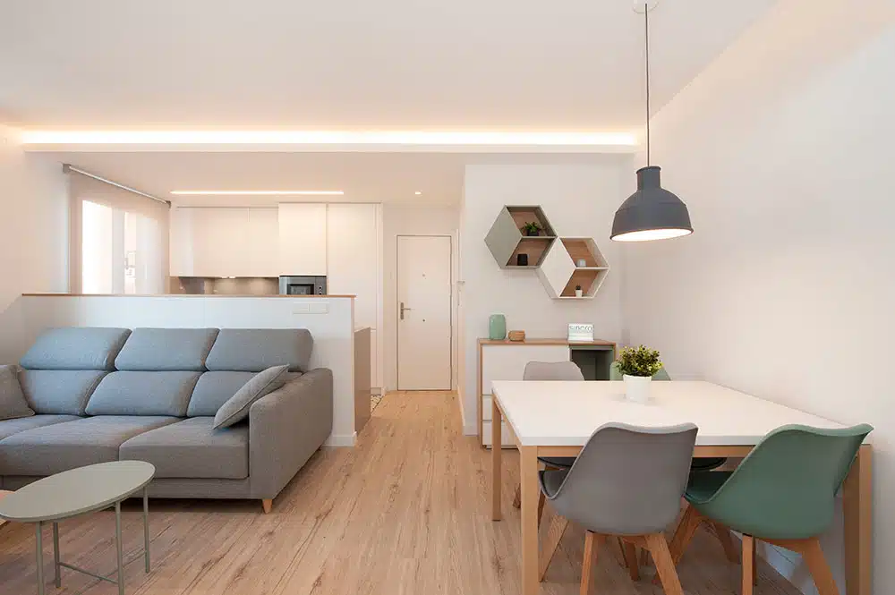 Cocina semiabierta con península en vivienda de Pedralbes