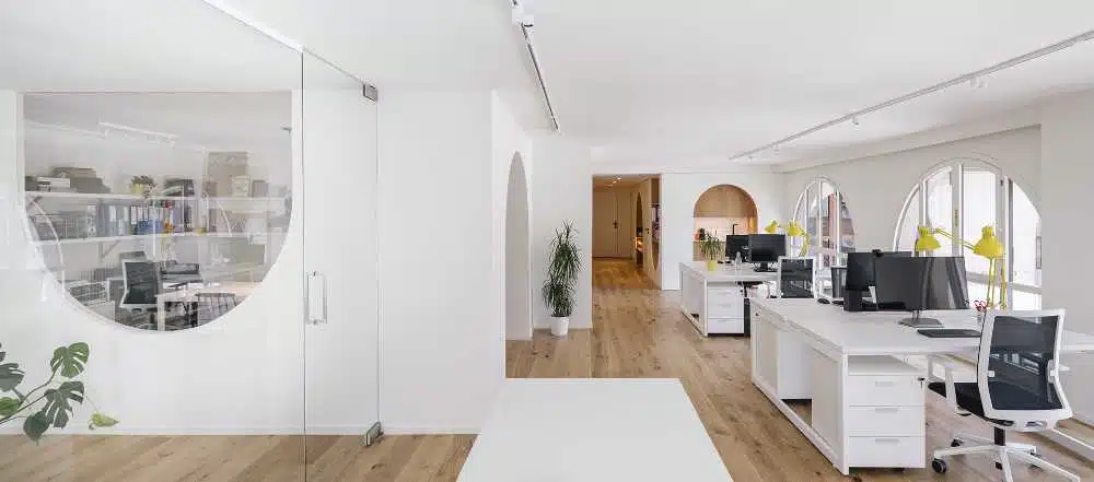 Open space de oficinas reformado en Gràcia con puestos en islas