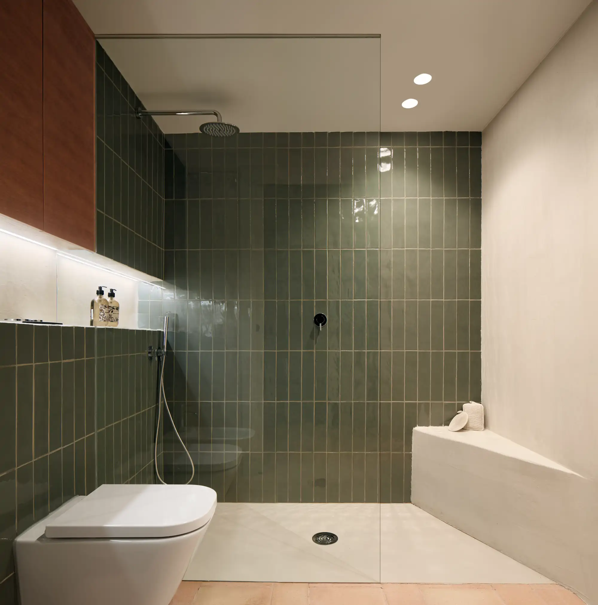 Baño suite con ducha a ras y perfilería mínima