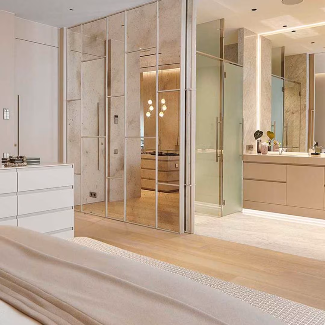 Baño en suite con ducha a ras y grifería empotrada