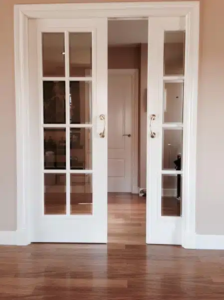 Encuentro limpio entre parquet y carpintería blanca
