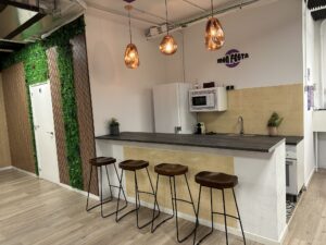 Reforma de local de eventos con barra de cocina