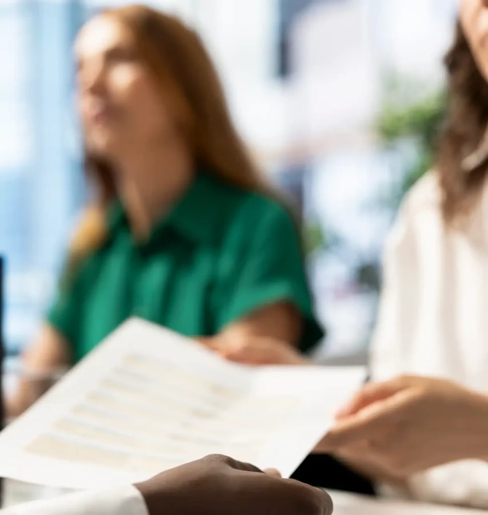 Comerciales del equipo de obrescat revisando proyecto