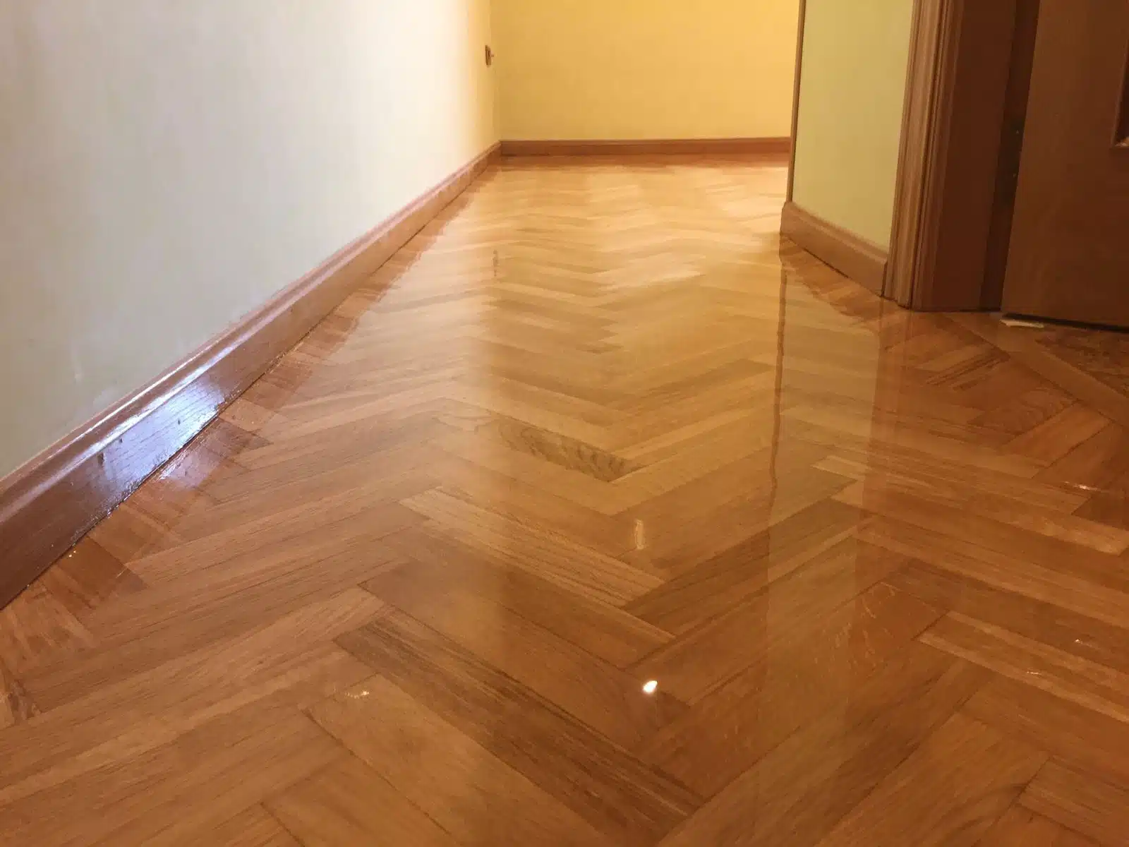 Colocación de parquet de roble con junta mínima