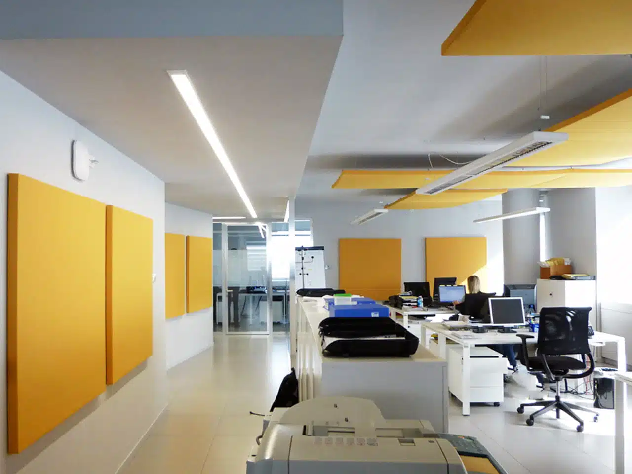 reforma de oficina en Barcelona con pintura lisa y paneles acústicos