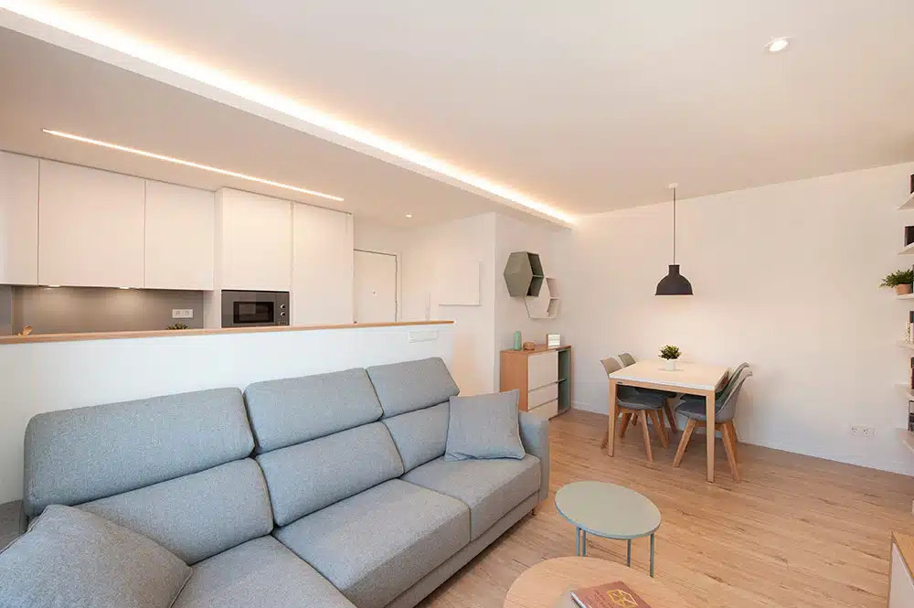 Salón reformado con foseado e iluminación cálida