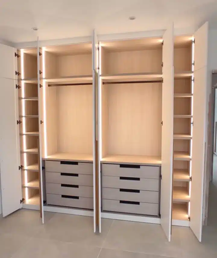 Vestidor a medida con iluminación interior