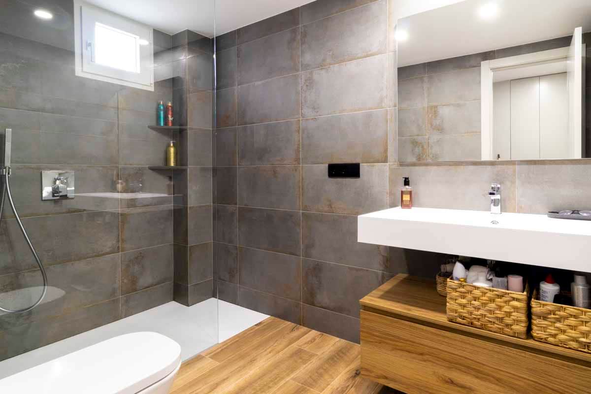 baño reformado con ducha moderna en Barcelona