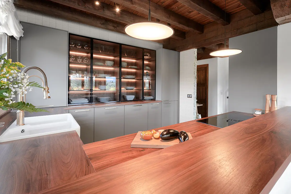 cocina abierta al salón reformada en Barcelona