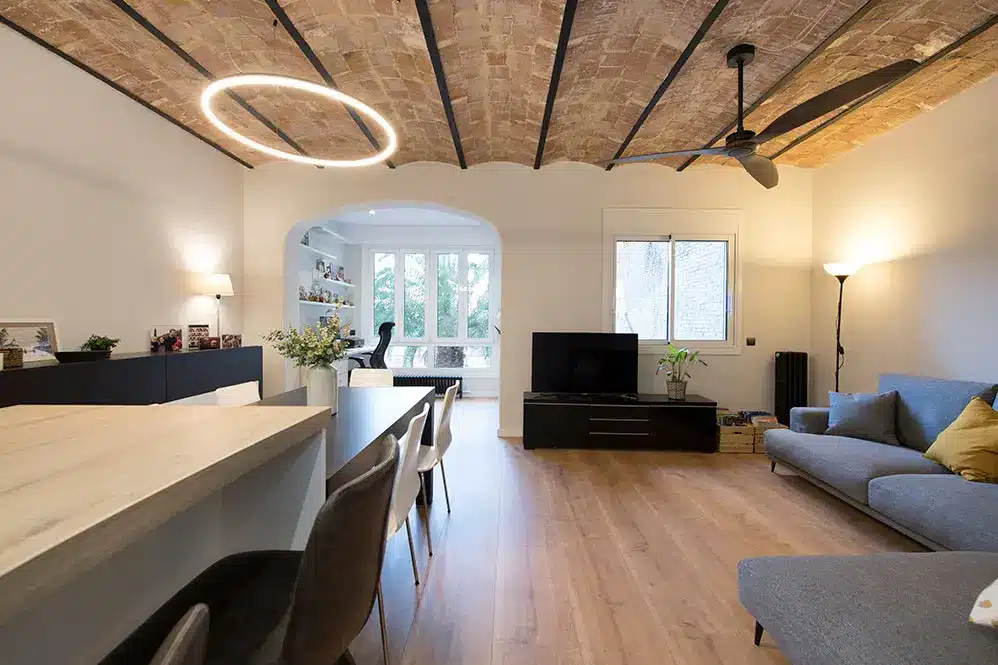 Salón con bóveda catalana vista y parqué de roble