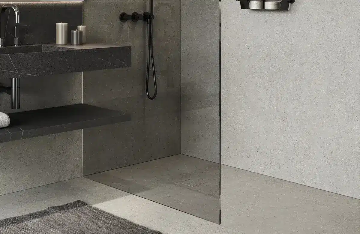 Baño compacto con ducha enrasada y perfilería mínima