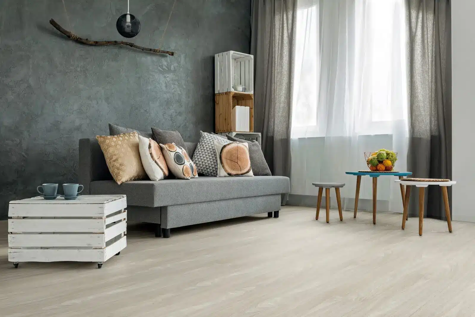 Sala principal de local reformado con pavimento LVT