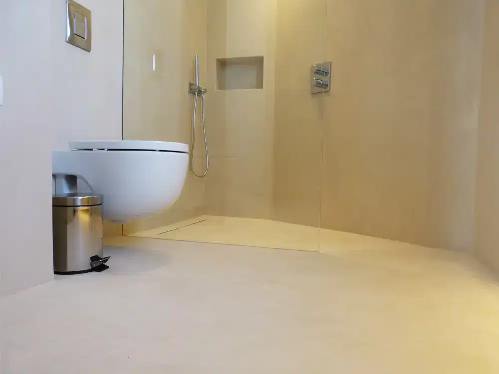 Ducha en microcemento y grifería empotrada