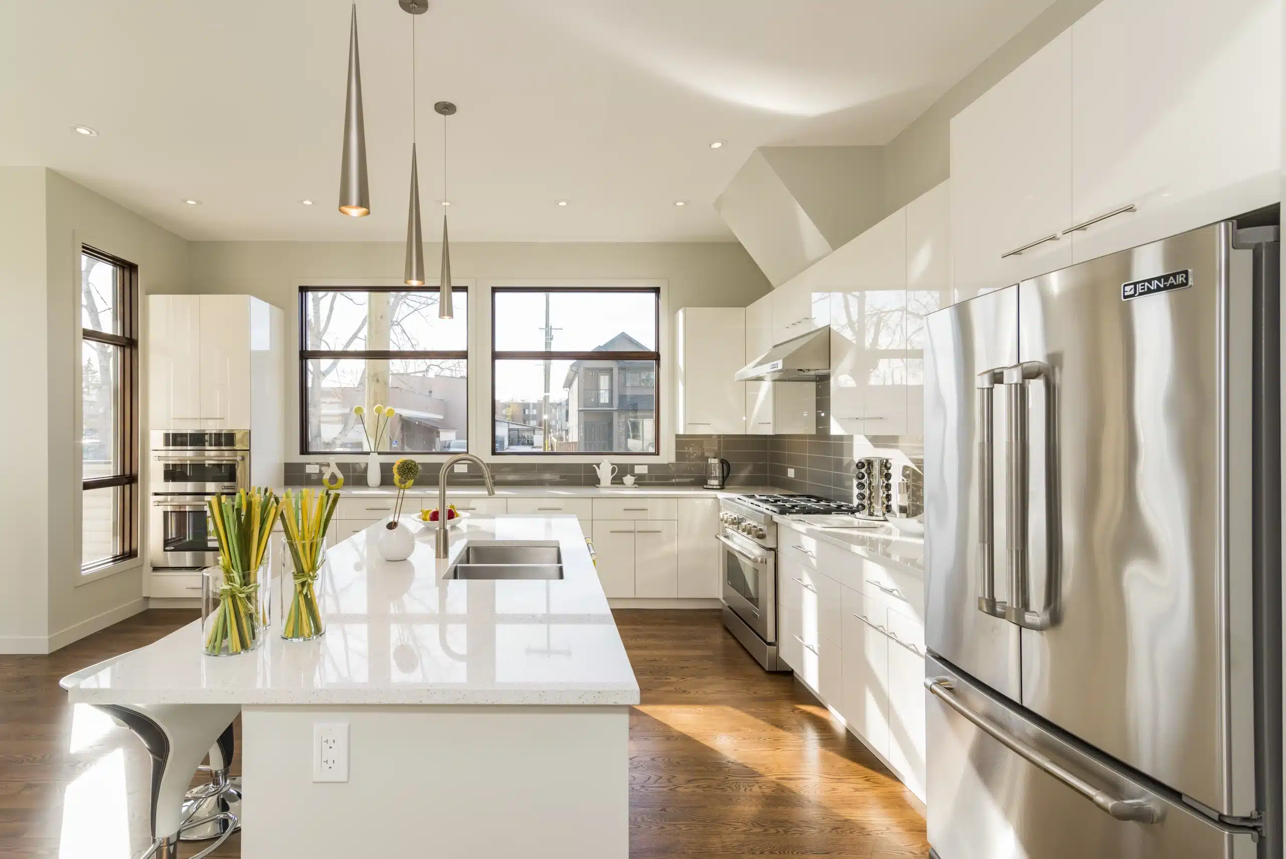 reformas de cocinas en Barcelona con diseño moderno y encimera funcional