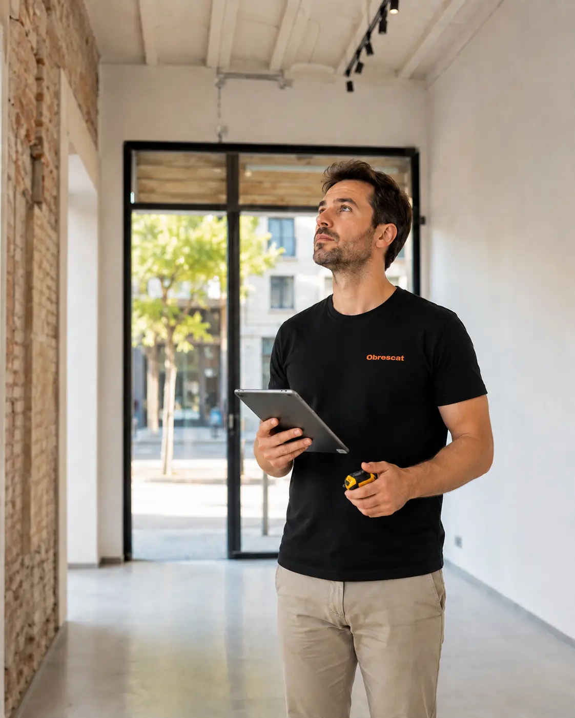 empresa de reformas de locales en Barcelona realizando visita técnica