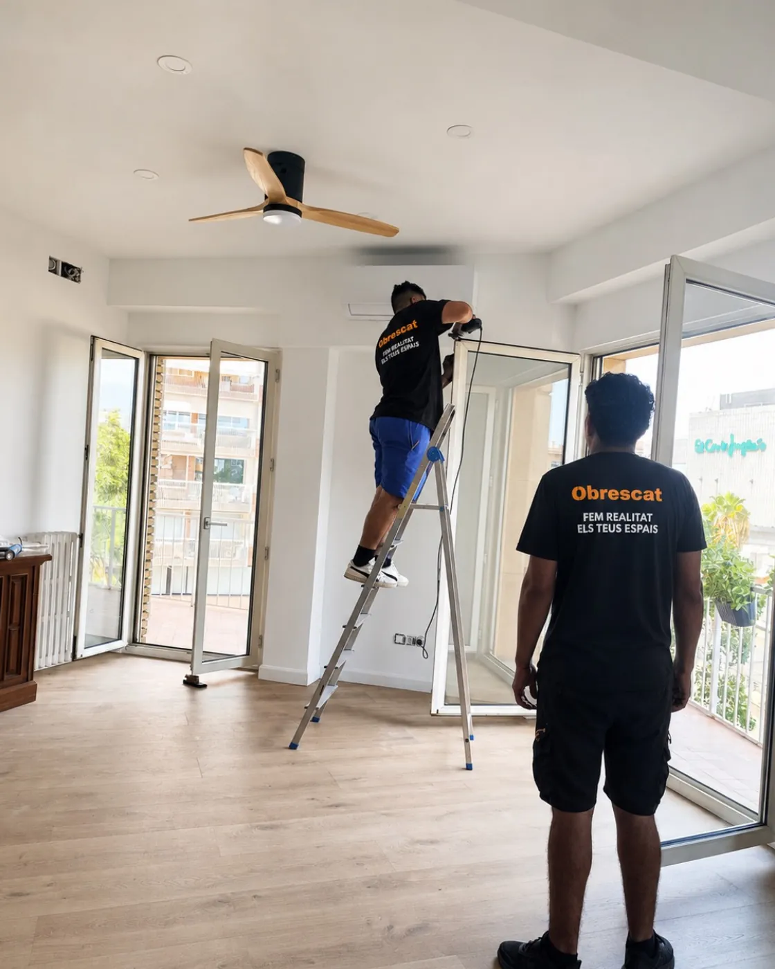 equipo de reformas trabajando en una vivienda en Barcelona