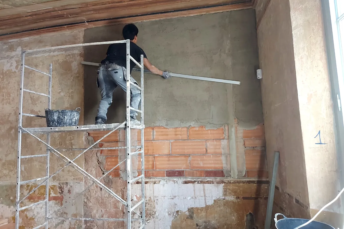 obra de redistribución en una vivienda de Barcelona con tabique nuevo de ladrillo