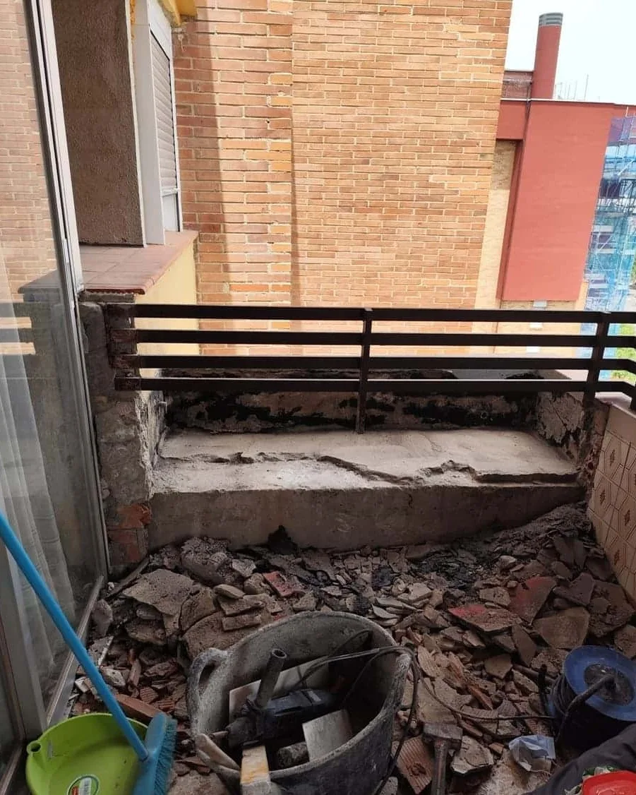 Estado del balcón tras el picado del pavimento, antes de la reforma