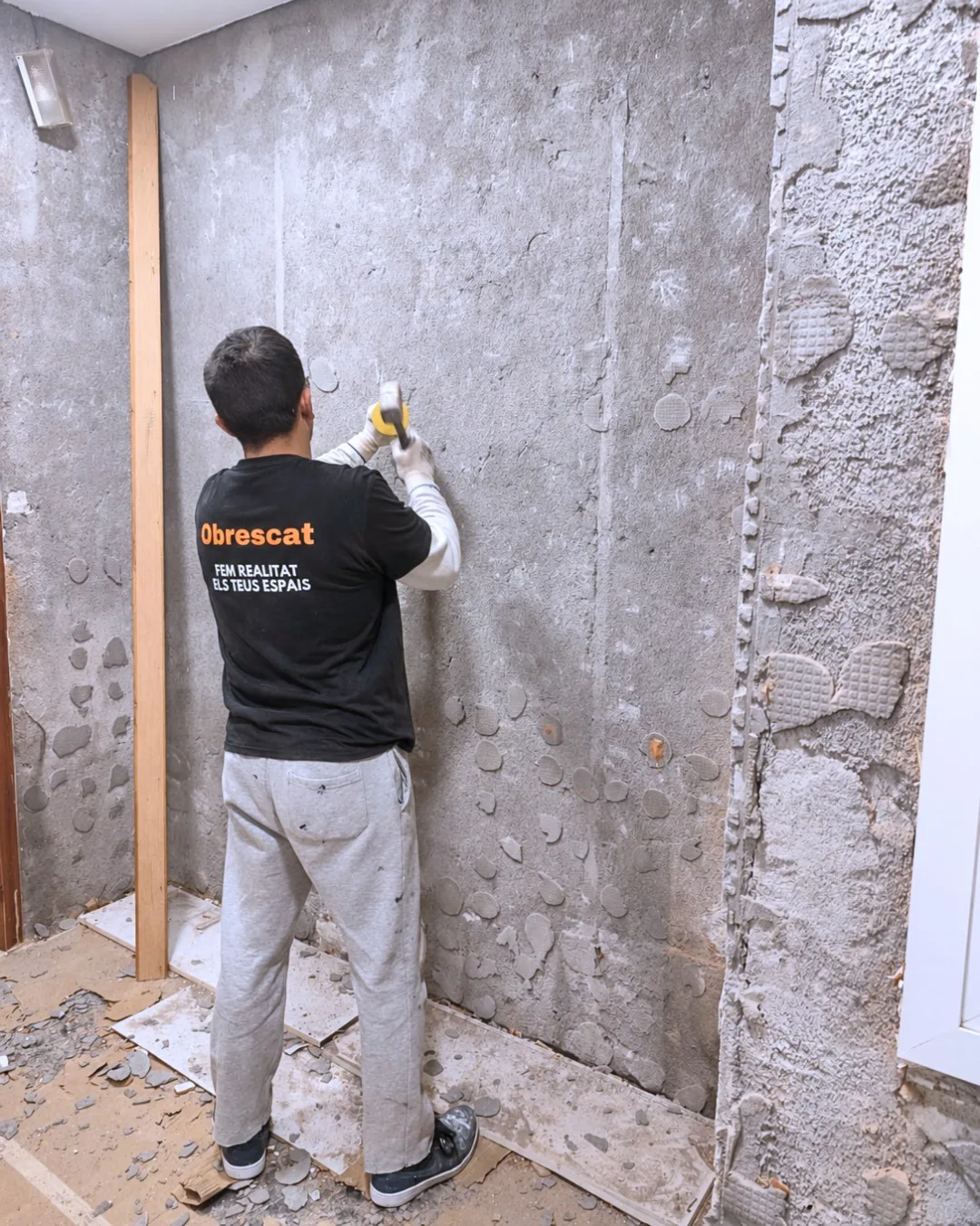 empresa especialitzada en reformes de banys a Barcelona fent una visita tècnica
