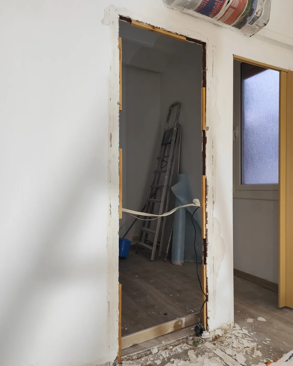 Obertura d’un buit de pas durant una reforma d’habitatge a Barcelona