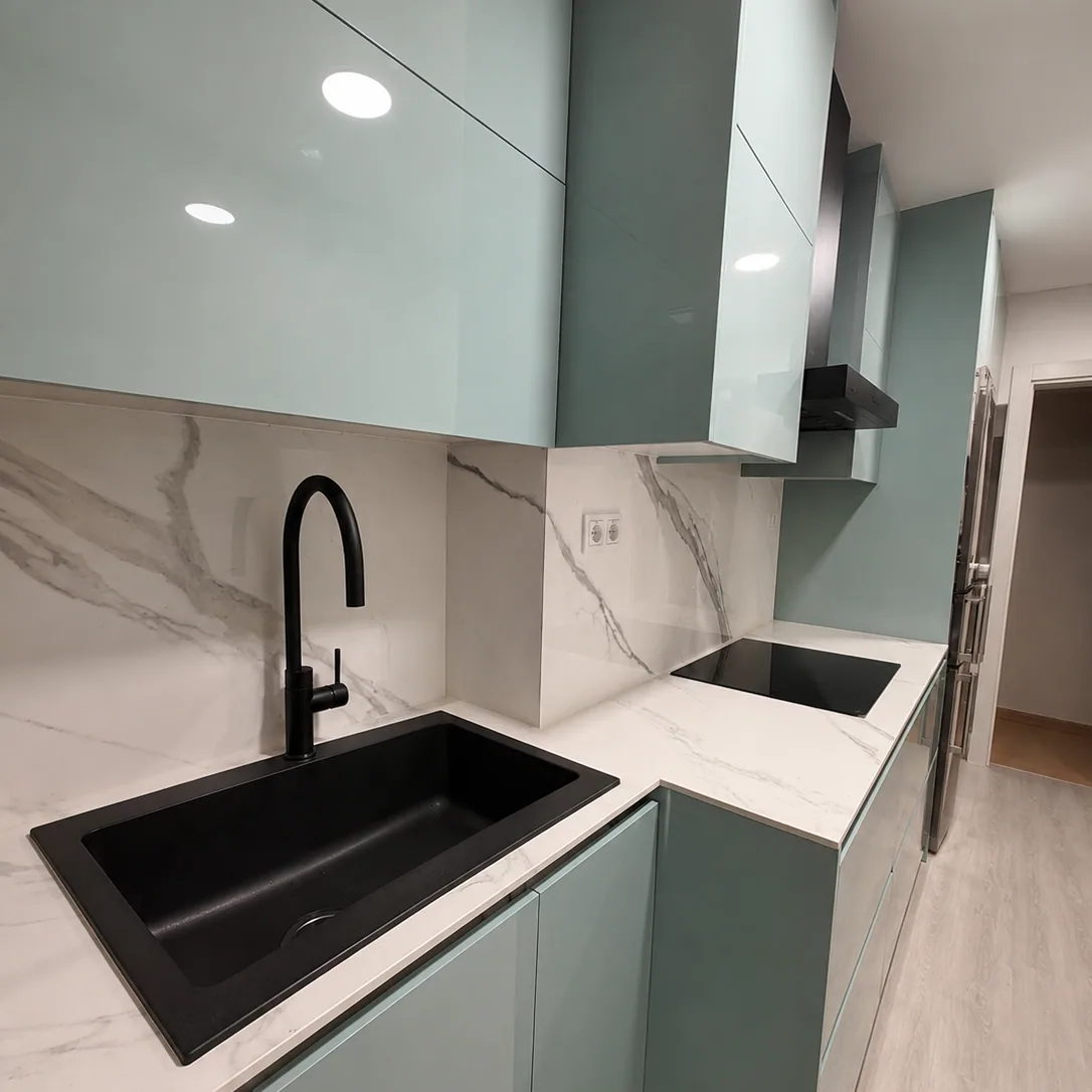 aixeteria aigüera i il·luminació en una reforma de cuina