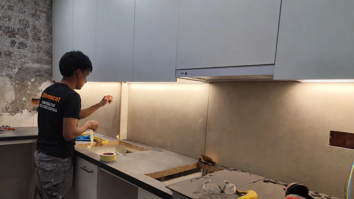 empresa especialitzada en reformes de cuines a Barcelona fent una visita tècnica