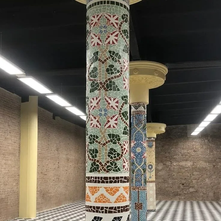 Columna de mosaico restaurada en la rehabilitación de un local en Barcelona