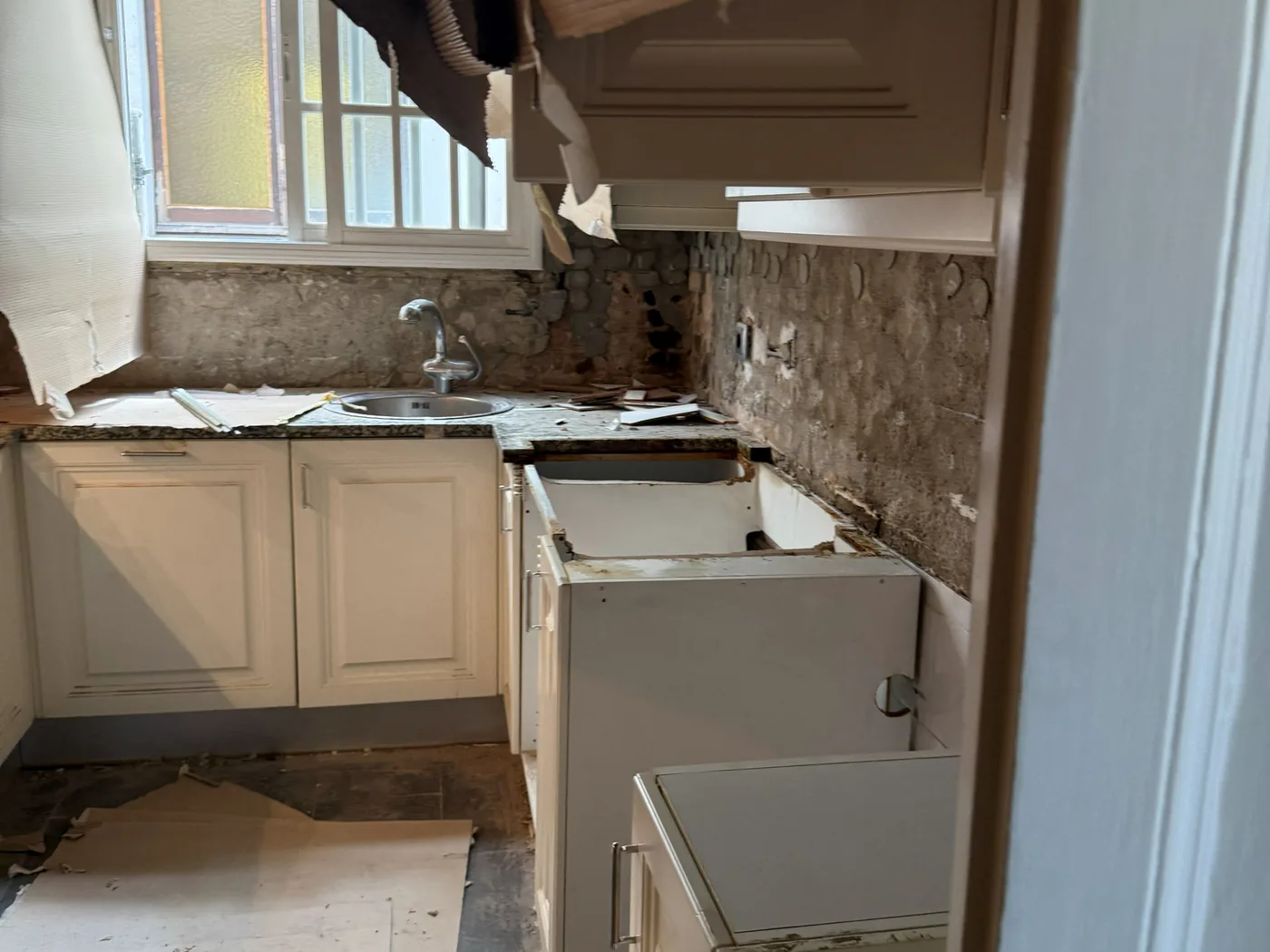 Cuina antiga de l’habitatge de Gran Via amb el fals sostre obert per sobre