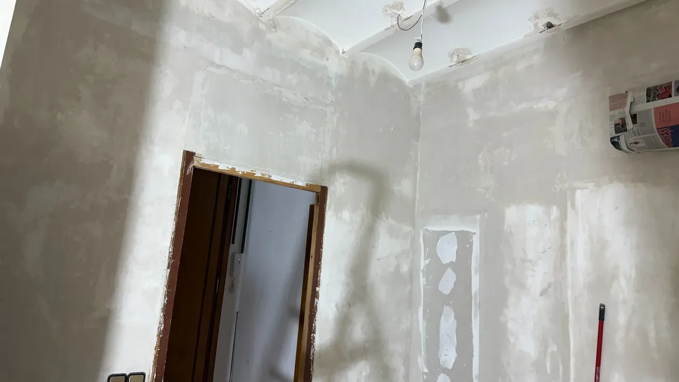 Parets enguixades i llestes per pintar en un habitatge reformat per Obrescat al Clot, Barcelona