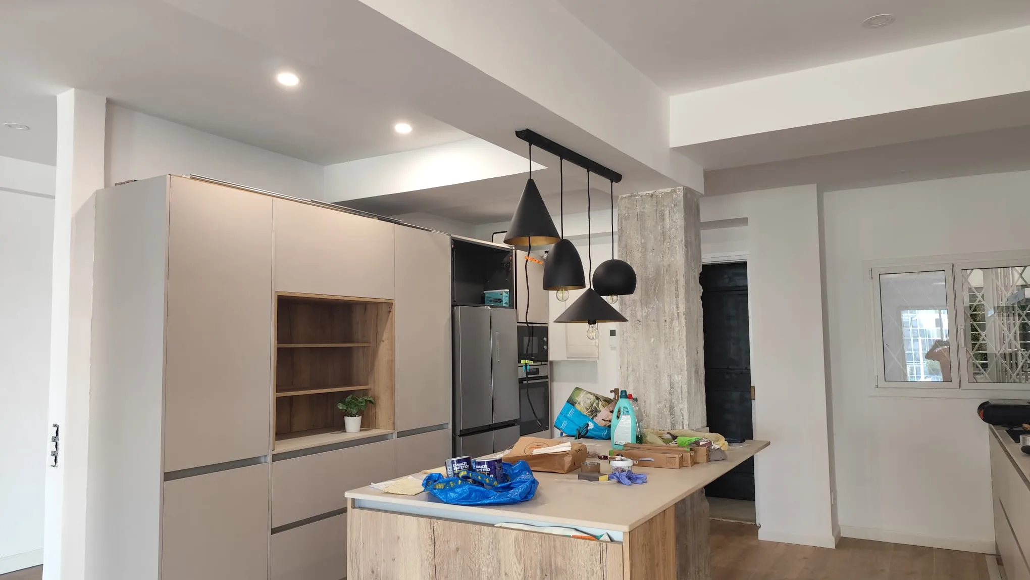 Cocina abierta con isla en una reforma integral de vivienda en Barcelona
