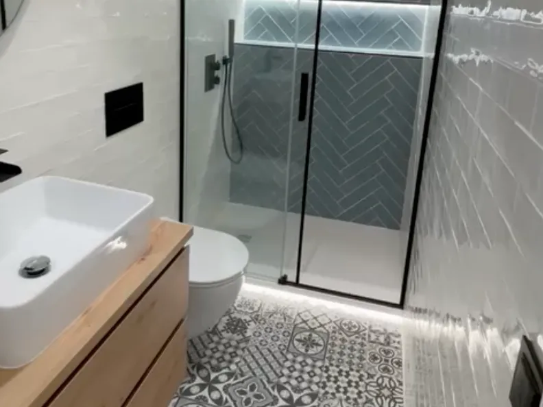 baño reformado en Gràcia Barcelona con ducha moderna