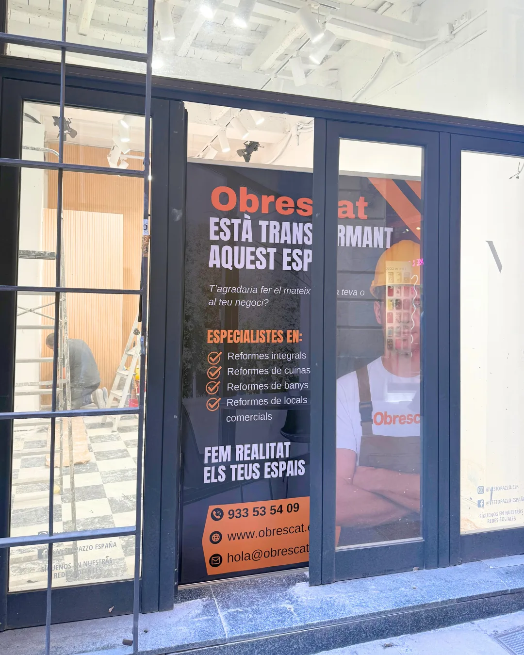 equipo de reformas trabajando en una vivienda en Barcelona