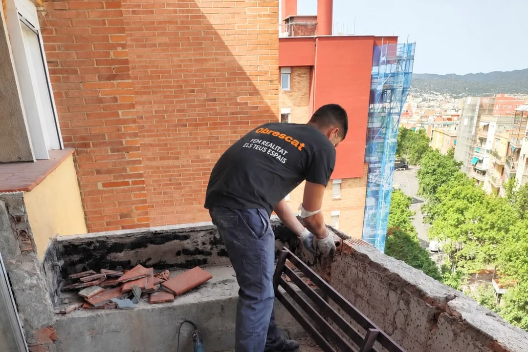 obra de redistribución en una vivienda de Barcelona con tabique nuevo de ladrillo
