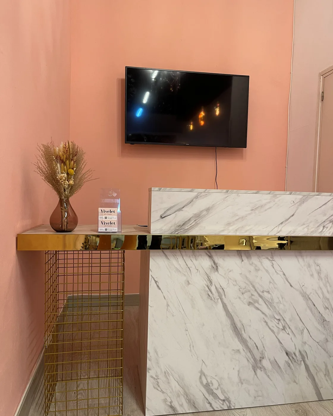 Mostrador de recepció a mida en la reforma d’un local comercial a Barcelona