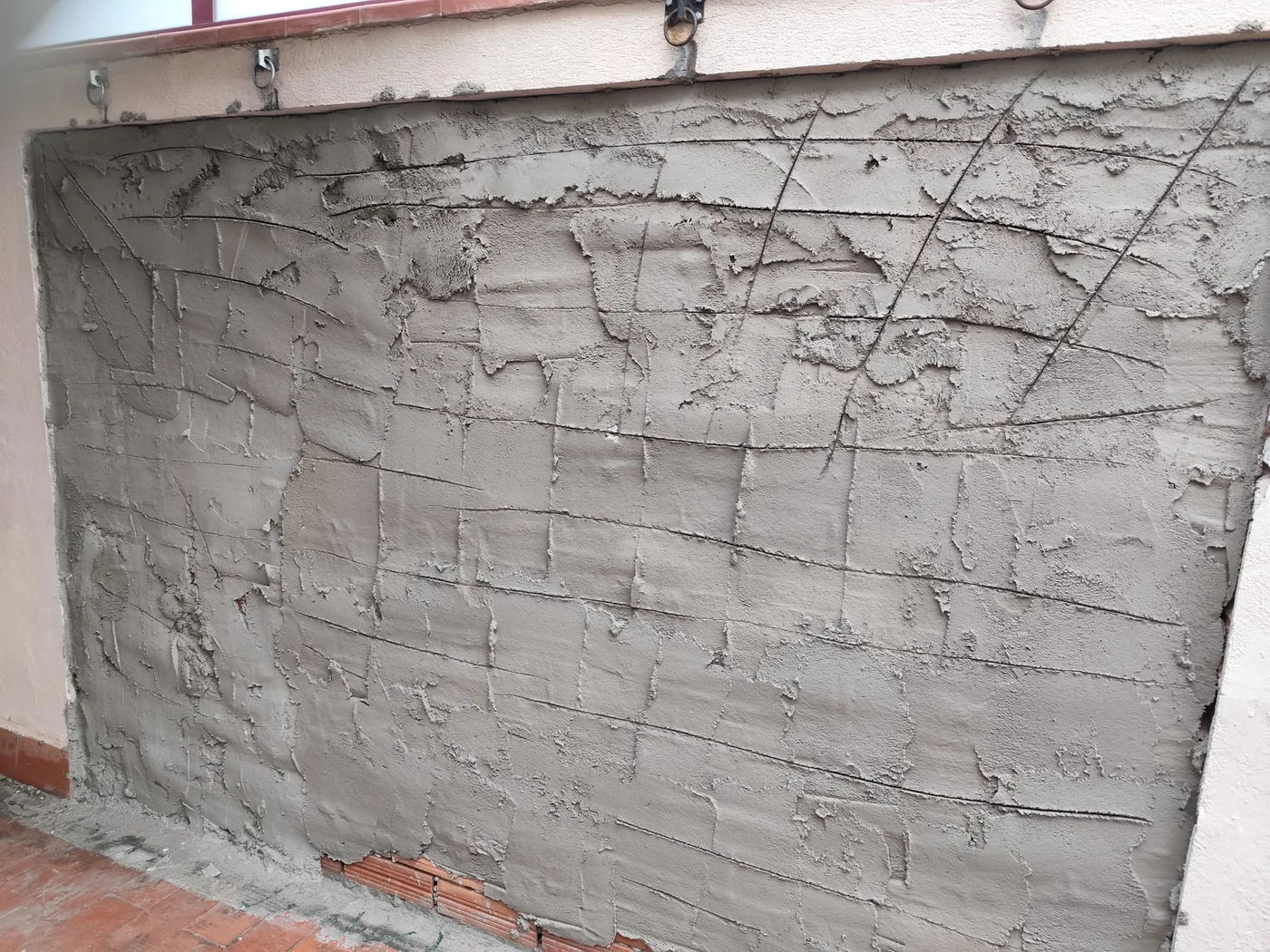 Mur exterior acabat d’arrebossar amb morter en una obra d’Obrescat a Barcelona