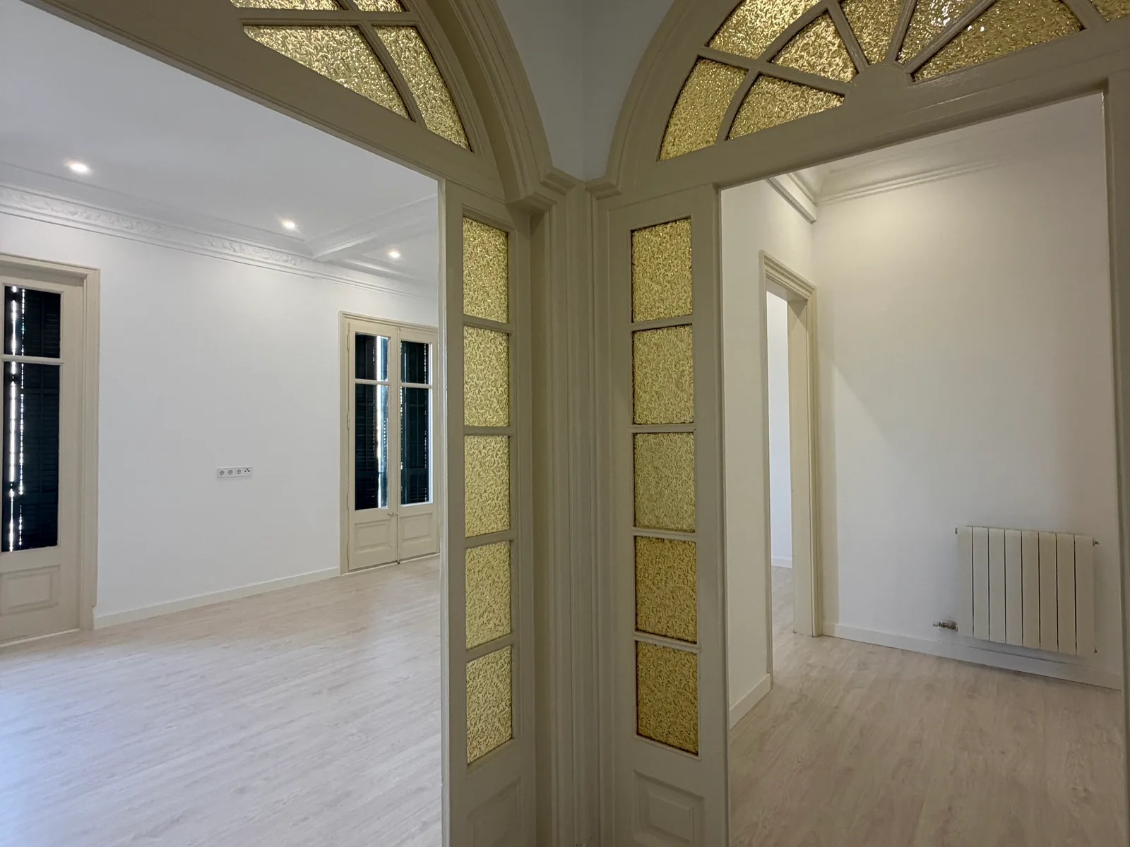 Cuina oberta amb illa en una reforma integral d’habitatge a Barcelona