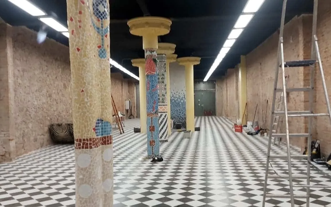 Sala amb columnes de mosaic i terra hidràulic rehabilitada a Barcelona