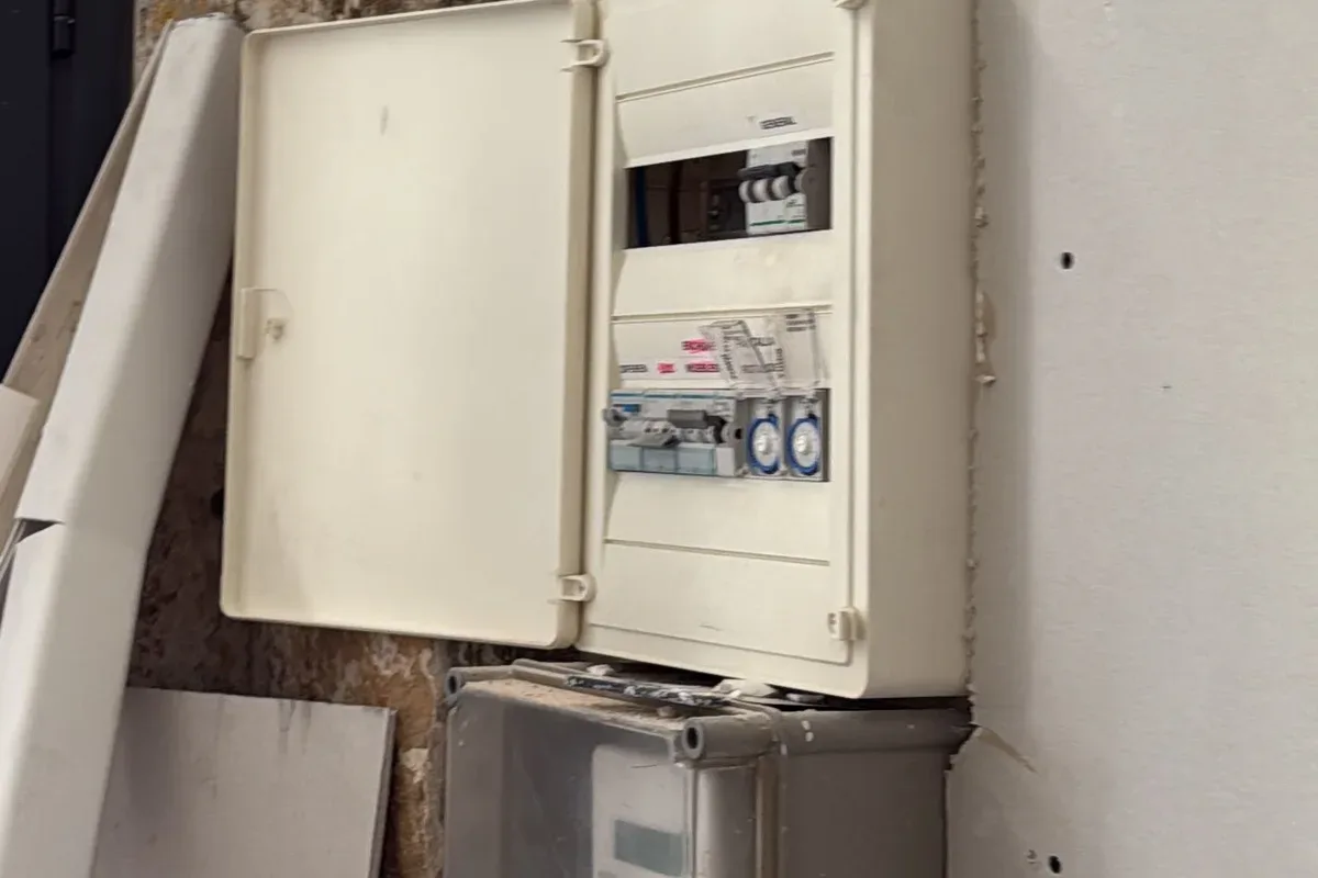 New consumer unit with the circuit breakers fitted in a renovation in Barcelona