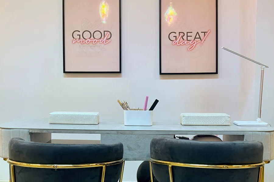 Work area of premises renovated by Obrescat, with the lighting and the decoration in place, in Barcelona