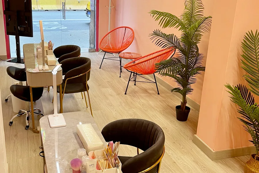 Beauty salon completed by Obrescat, with the furniture already installed, in Barcelona