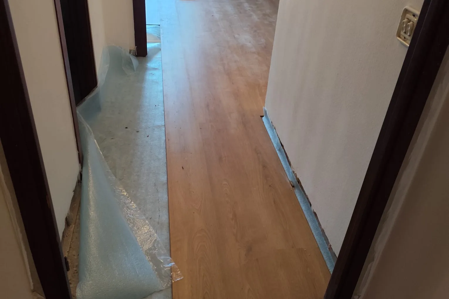 Terra laminat a mig col·locar sobre la làmina aïllant, amb la fusteria protegida, en una obra d’Obrescat a Barcelona